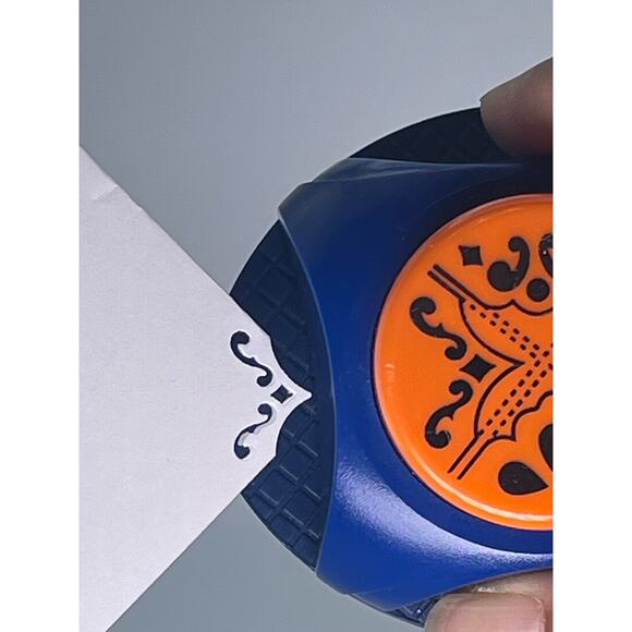 Fiskars Heritage Decorative Corner Paper Punch - Picture 6 of 6